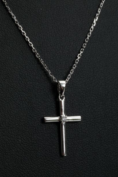 null Cross pendant with 18K white gold forçat chain, centered on a small round diamond.
Spring...