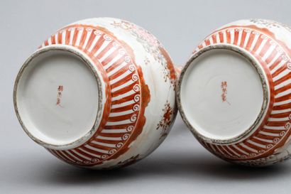 null Pair of Kutani porcelain vases with long necks and low rounded bodies, decorated...