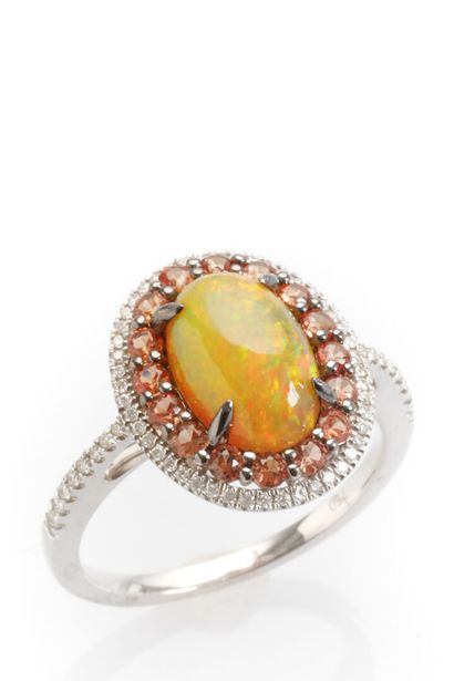 null Lovely 18K white gold ring set with a cabochon-cut Opal weighing approx. 1.30...