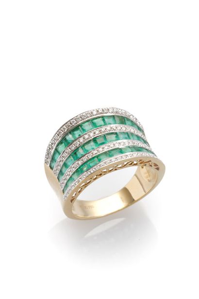 null Lovely 18K yellow gold rivière ring set with three rows of calibrated emeralds...