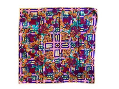 null KENZO
Wool and silk scarf signed Kenzo
Good condition 
86 x 85 cm
