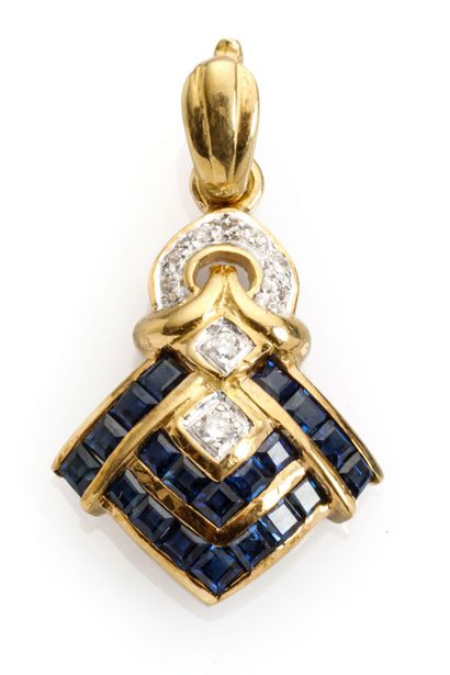 null 18K yellow gold pendant set with calibrated sapphires and diamonds.
Weight:4.6g...