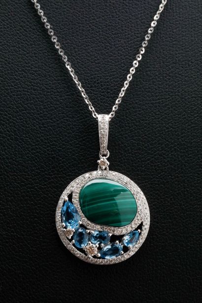 null 18K white gold chain holding a white gold pendant adorned with a Malachite set...