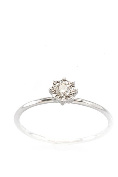 null Solitaire in 18 K white gold set with a round modern-cut diamond, approx. 0.10...