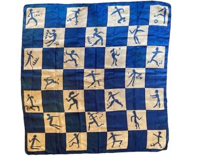 null - Square
Archery
Silk scarf signed 
Used condition (a few stains)
85 x 87.5...