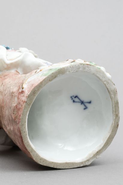 null Elegant porcelain figure, head glued back on
h.: 23 cm