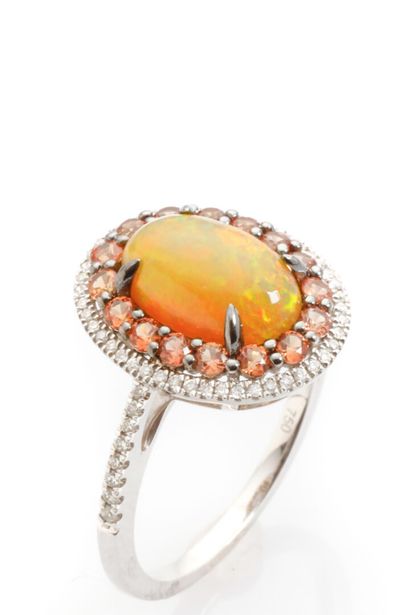 null Lovely 18K white gold ring set with a cabochon-cut Opal weighing approx. 1.30...