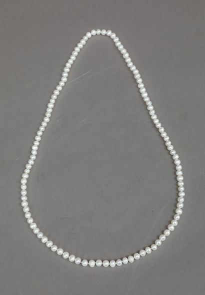 Sautoir de 112 perles blanches de culture...