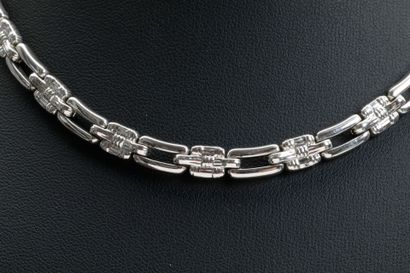 null Metal choker, links alternating with braided motifs.