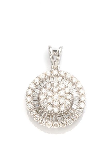 null Rosette pendant in 18K white gold set with round and baguette-cut diamonds.
Weight:...