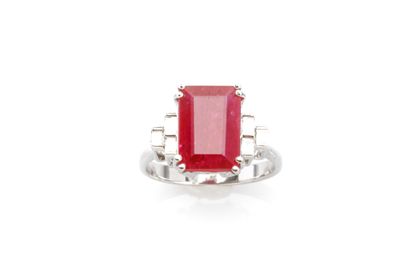 18K white gold ring set with an emerald-cut...