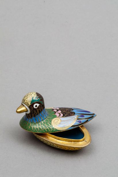 null Small gilded copper and polychrome cloisonné enamel box, depicting a duck.
China,...