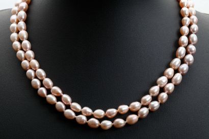 Sautoir of 97 pink freshwater cultured pearls.
Gross...
