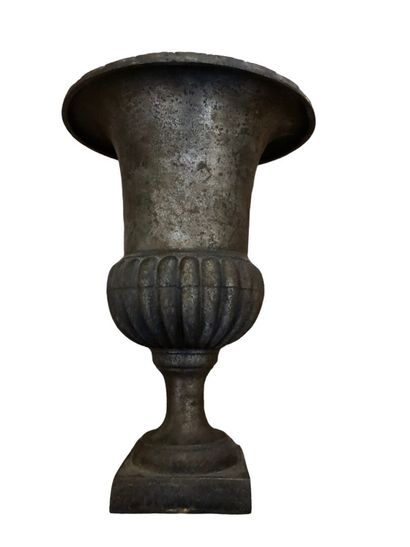 Vase médicis en fonte de fer.
h;: 23 cm