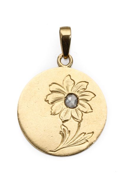 null Round pendant in 18k yellow gold, the front engraved with a flower adorned with...