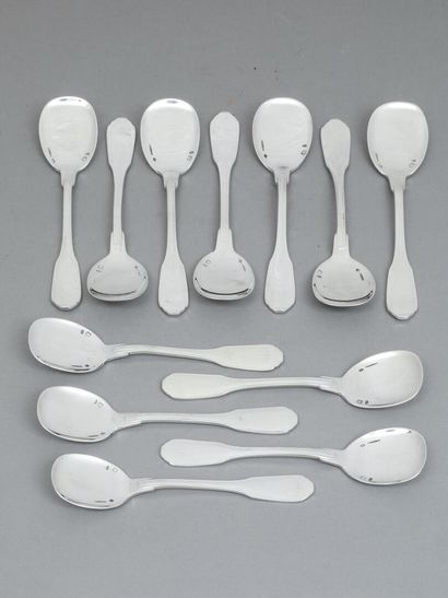 null CARDEIHAC
Suite of 12 silver ice-cream spoons, threaded pattern.
Weight: 37...