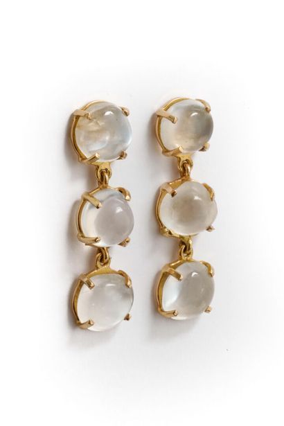 null Pair of earrings in 18k yellow gold, each set with three cabochon-shaped ornamental...