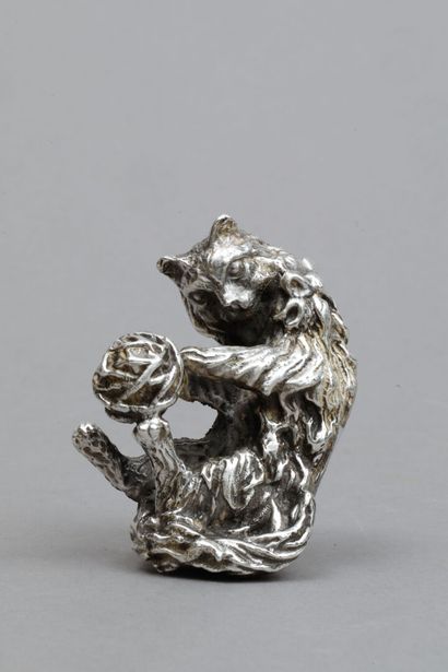 null Small silver cat playing on its back with a ball of wool.
Weight: 260g - mint...