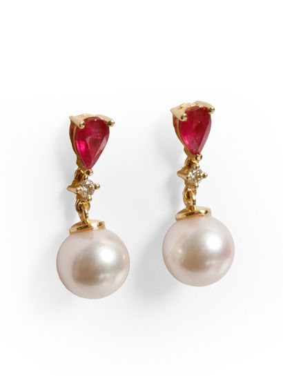 Lovely pair of Art Deco style earrings in...