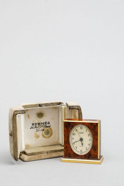 null HERMES Paris - fabrication. Swiss - N°1074
Beautiful travel alarm clock in gilt...