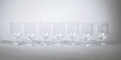 null Suite of 7 tulip-shaped glasses
(one with chip)
H.: 14.5 cm x diameter approx....