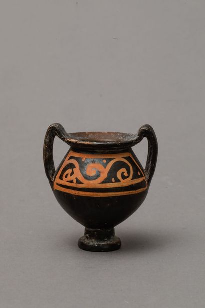 null Magna Graecia 4th c. B.C.
Nestoris miniature in black glazed ceramic with ochre...