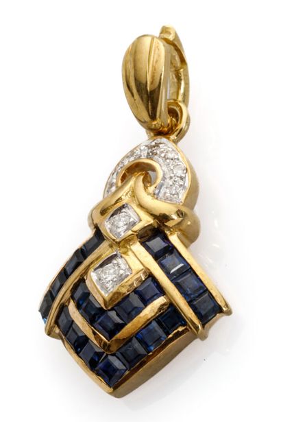 null 18K yellow gold pendant set with calibrated sapphires and diamonds.
Weight:4.6g...