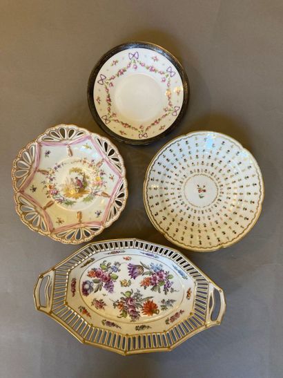 null Lot of porcelain including:
-1 oblong basket with openwork wings
-1 circular...