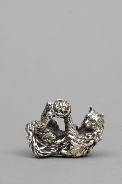null Small silver cat playing on its back with a ball of wool.
Weight: 260g - mint...