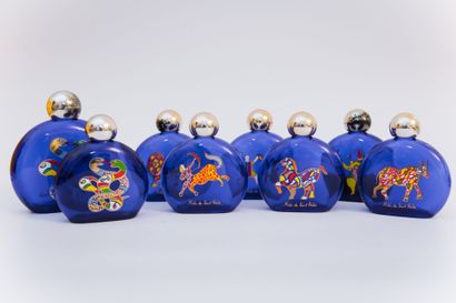  Niki De Saint Phalle - (1983)
Série de huit flacons (vides) en verre teinté bleu... Gazette Drouot