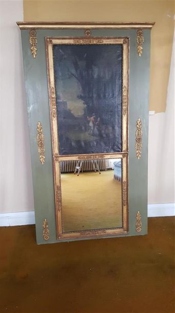 null TRUMEAU en bois laqué vert et stuc doré, le miroir surmonté d'une toile à décor...