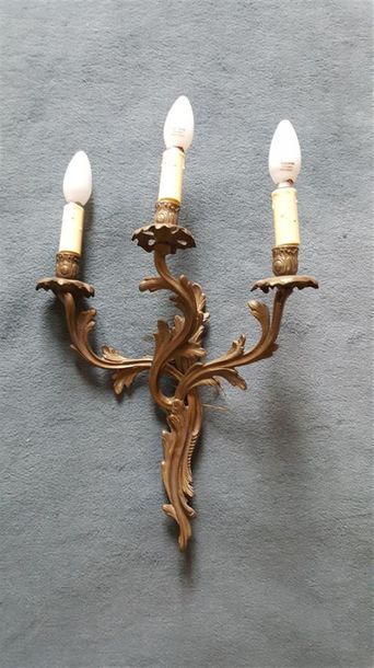 null Deux PAIRES D'APPLIQUES en bronze à trois lumières.
Style Louis XV