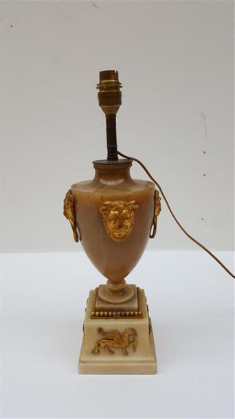 null PIED DE LAMPE en albâtre et bronze doré en forme de vase Médicis à anses mufle...