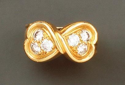 null BAGUE en or jaune, l'anneau bordé de bourrelets noués formant un double coeur...