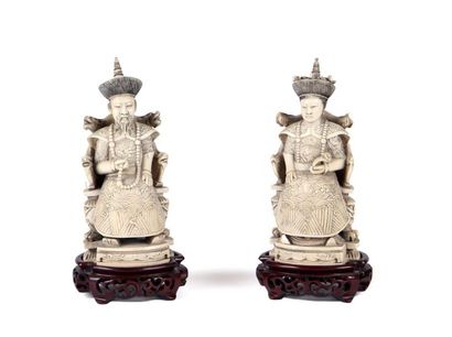 null COUPLE de dignitaires assis sur un trône en ivoire sculpté.
Chine, vers 1930
Haut....