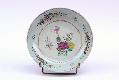 null Petit PLAT creux circulaire en porcelaine à décor floral polychrome.
Chine,...