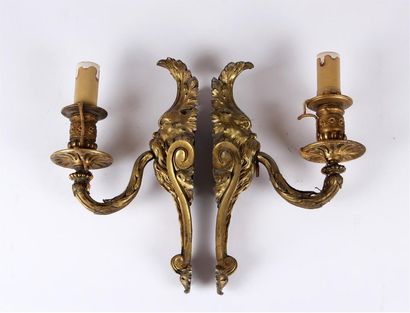 null Paire d'APPLIQUES à une lumière en bronze ciselé et doré. La platine en console...