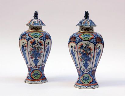 null DELFT
Paire de VASES balustres en faïence à décor polychrome chinoisant de vases...