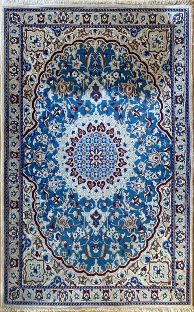 null TAPIS iranien Kachan à fond rouge et bleu.
Moderne
Haut. 217 cm - Larg. 136...