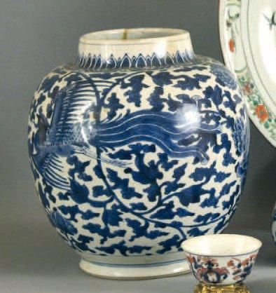 null VASE ovoïde en porcelaine de Chine à décor de phénix et pivoines en bleu. (Fracturé)....