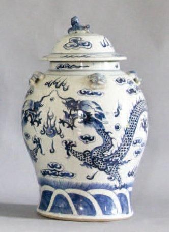 null PETITE POTICHE couverte en porcelaine de Chine, à décor en bleu d'un dragon...