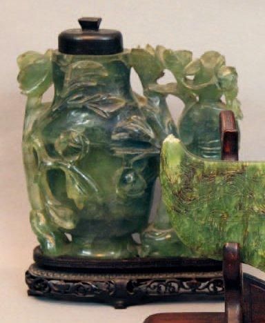 null BRÛLE-PARFUM en néphrite verte, sculpté d'un vase ovale et d'une déesse, réunis...