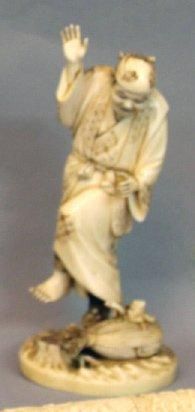 OKIMONO en ivoire sculpté d'un personnage...