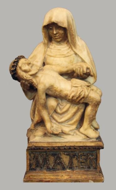 PIÉTA en marbre blanc, la Vierge assise tient...