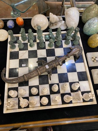null Lot composé d'un jeu d'échec en pierre marbrière, les pièces façons ivoire ou...