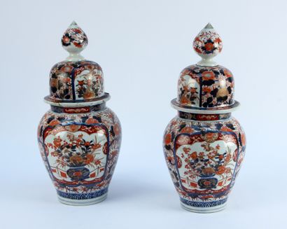 null Paire de POTICHES pansues en porcelaine Imari à décor de chrysanthèmes et vases...