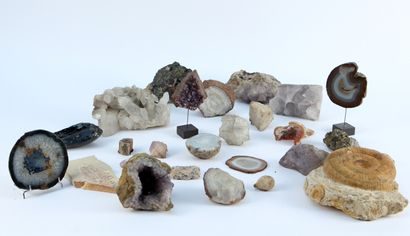 null Ensemble de MINÉRAUX, cristaux et pierres dures dont petite géode améthyste,...