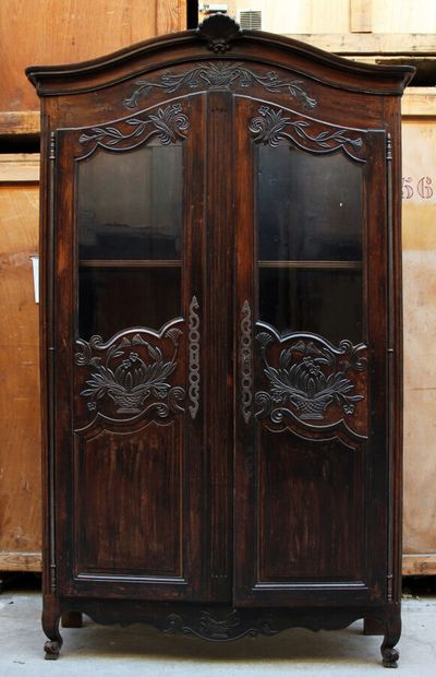 null ARMOIRE en bois naturel teinté ouvrant par deux portes partiellement vitrées...