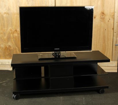 null ** MEUBLE TV en bois et verre teinté noirs à deux tiroirs centraux, sur roulettes

Haut....