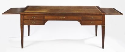 null Rectangular flat desk in mahogany stained wood. It opens with five drawers and...